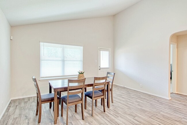 Building Photo - Kendall Brook Unit 1B