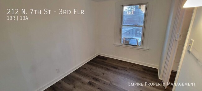 Building Photo - 3rd Floor: 1 Bedroom/1 Bathroom Apartment ...