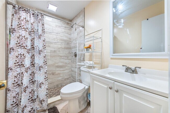 Building Photo - Charming 3 bedroom Home with Huge Fenced Yard