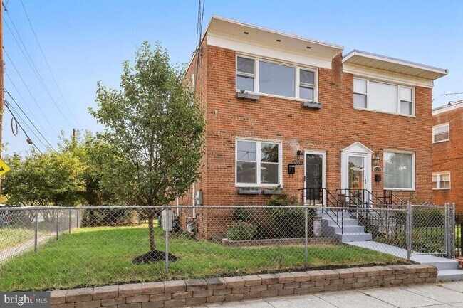 Building Photo - 5BR Home Near Takoma with Parking & Finished Lower Level