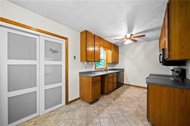 Building Photo - 5405 Iris Dr SW