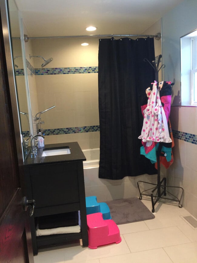 Building Photo - 9059 Oneill Dr