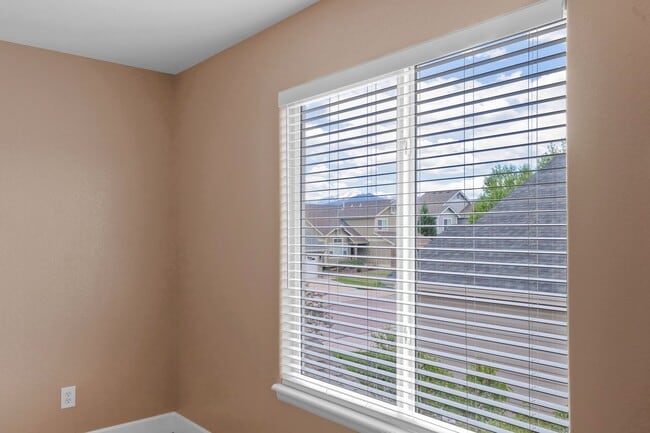 Building Photo - Beautiful home with 5 bedrooms, 3 1/2 bathrooms, 3-car garage available now!