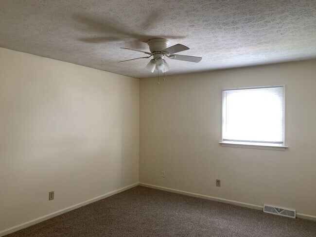Building Photo - 127 Holmes Cir