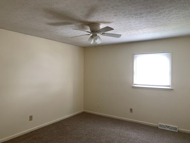 Building Photo - End Unit Townhome off Old Forest Road