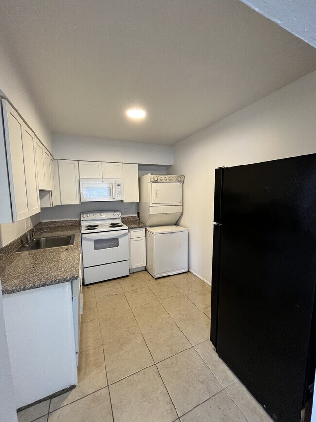 Building Photo - Coming Soon! 2 bedroom in Tempe. - Availab...