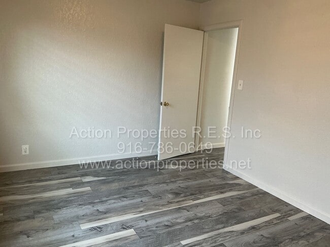 Building Photo - Close to Freeway, Shopping Single Story 2 Bedroom 1 Bath Large yard 1 Car Garage Drought Resistan...