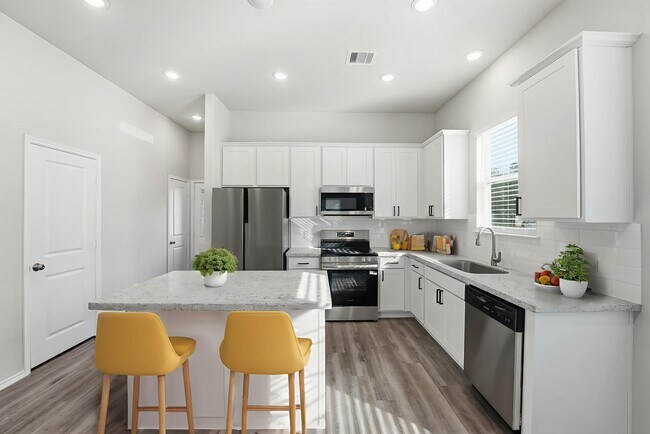 Building Photo - 15618 Sycamore Dr