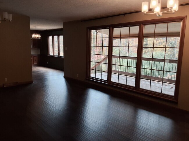 Building Photo - Oak Ridge 37830 - 4 bedroom 2.5 bath - call Sharon Arnwine 865-313-7215