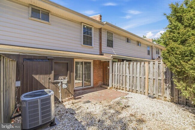 Building Photo - 102 N Duke Dr