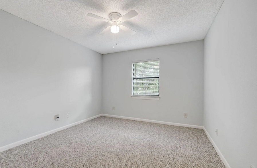 Bedroom windows to front of property - 100 Fairway Park Blvd