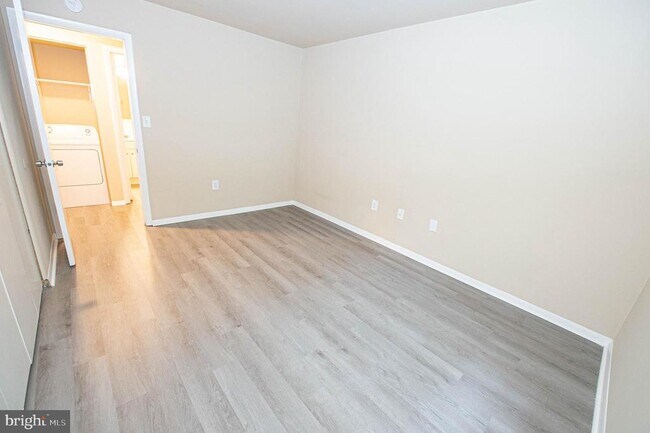 Building Photo - 800 College Ln