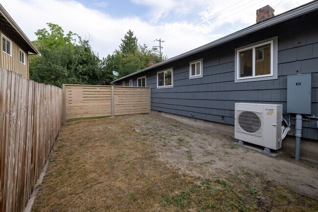Building Photo - 723 29th Ave S