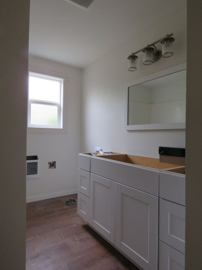 Building Photo - Remodeled Ranch 3 Bedroom 2 Bath with Larg...