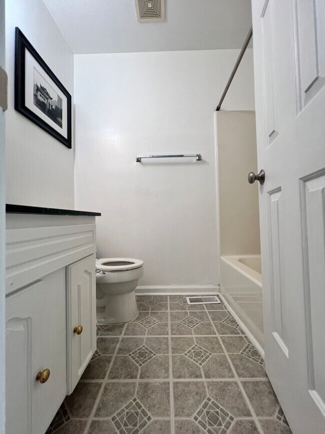 Building Photo - Great Duplex in Briarwood