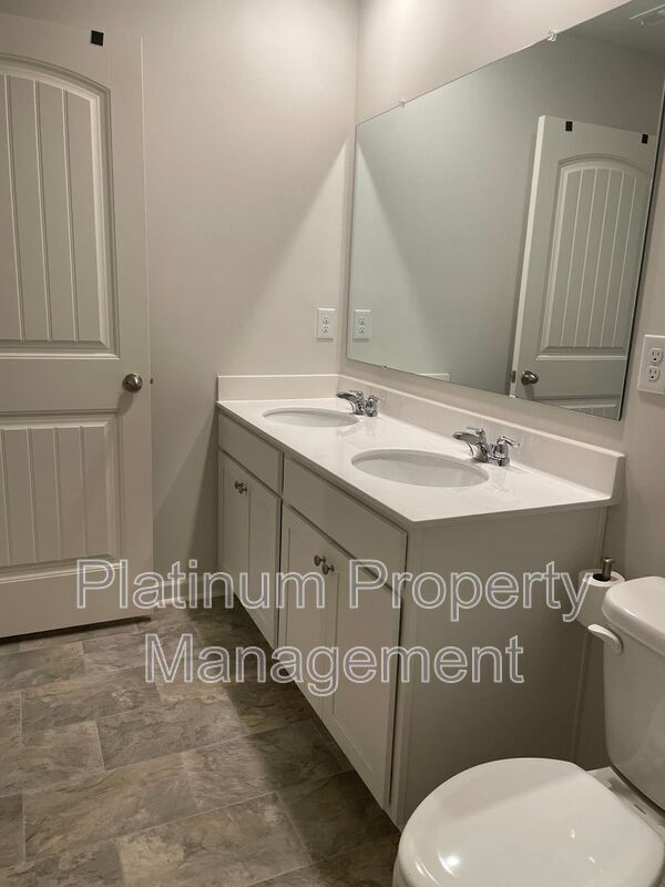Building Photo - 551 Stoneybrook Dr