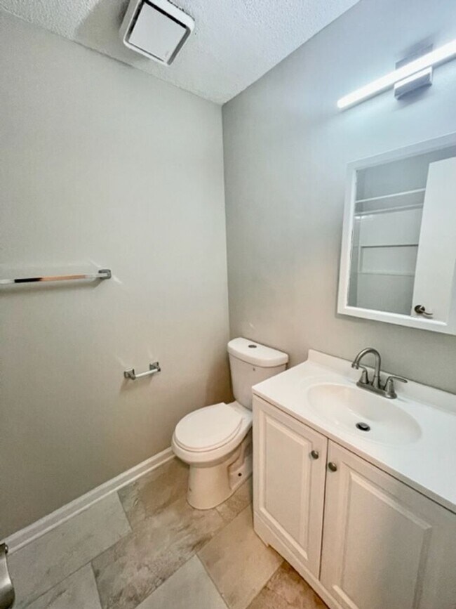 Building Photo - Must see this adorable 2 Bedroom, 2 bath condo on the 2nd floor in the RoseCroft community