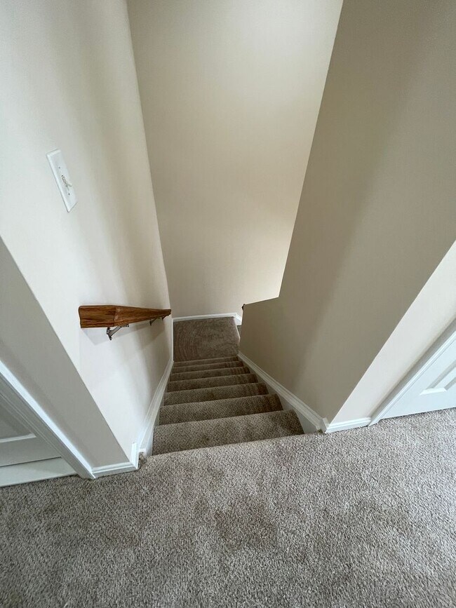 Building Photo - Elegant And Spacious 3 Bed 3.5 Bath Townhome In Vibrant Loudon Parkway Center