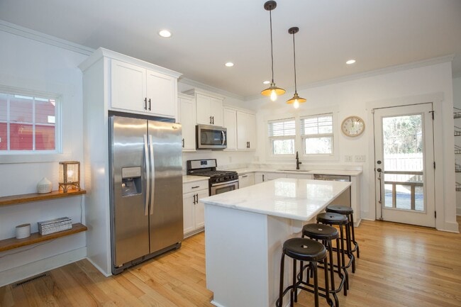 Building Photo - Charming Cottage in DOWNTOWN Southern Pines
