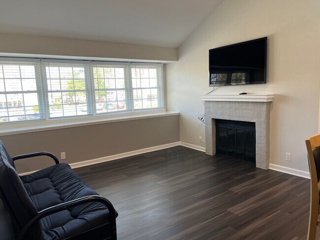 Building Photo - One-bedroom, One-bath Condo with Loft in S...