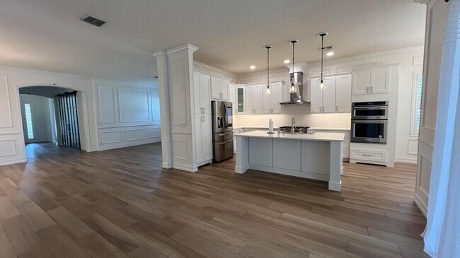 Building Photo - 104 NW Pleasant Grove Way