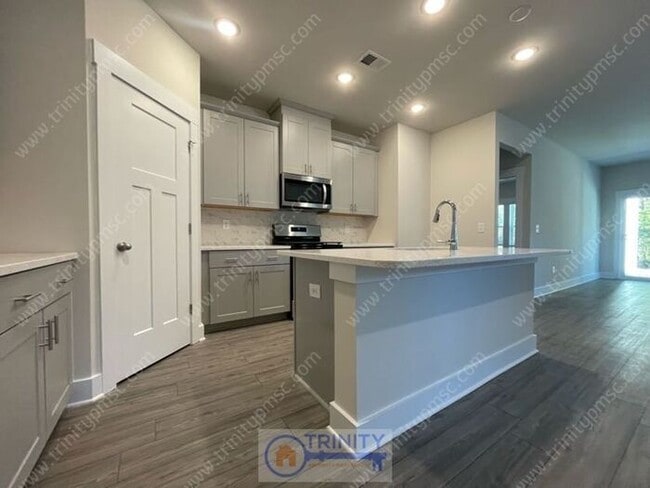 Building Photo - Beautiful and spacious! Ready for move in!