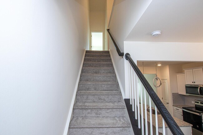 Building Photo - BEAUTIFUL 2 Bedroom Townhome in MIDLAND AVAILABLE JUNE 2026
