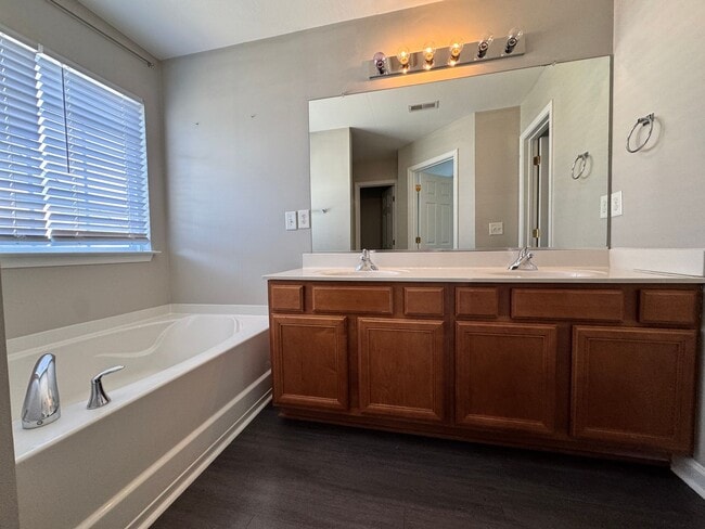 Building Photo - 803 Peachtree Meadows Cir