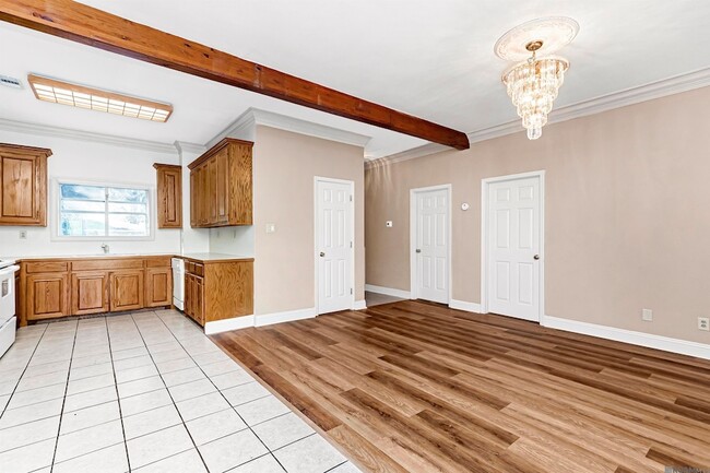 Building Photo - 550 S River Rd