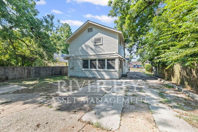 Building Photo - Step into a piece of Memphis history with this stunning, newly renovated home!!! Section 8 Welcom...