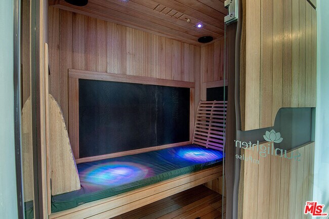 Building Photo - 9145 Sawyer St