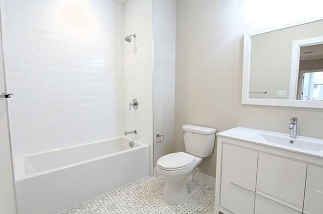 Building Photo - Room Available in Modern 2BR Condo – Jeffr...