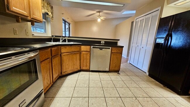 Building Photo - 1371 Melshire Ave