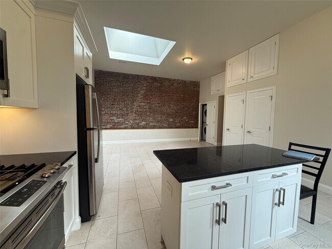 Building Photo - 125 Main St