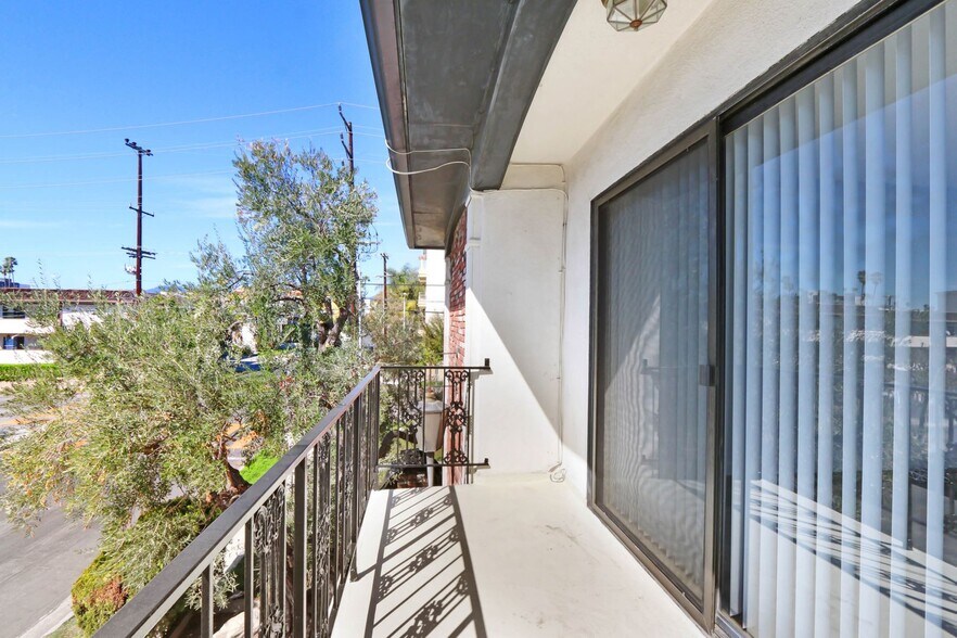 Building Photo - 1306 Armacost Ave
