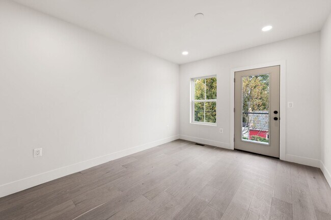 Building Photo - DC1026