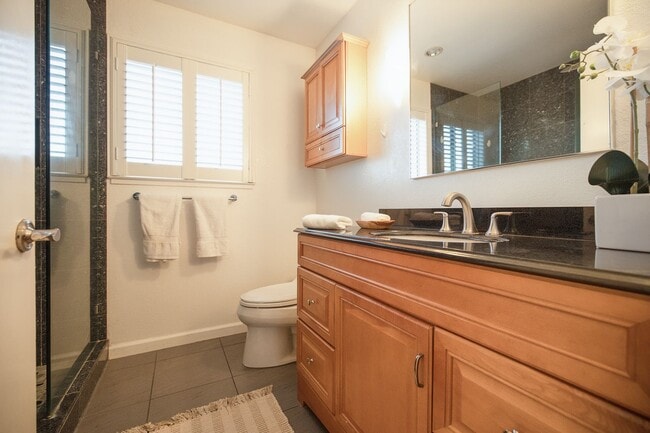 Building Photo - 2 Bedroom Townhome - 1 Block from NPS
