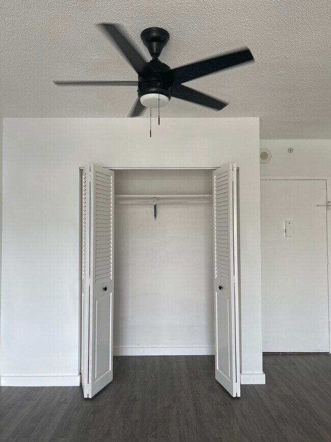 Building Photo - 400 Kings Point Dr