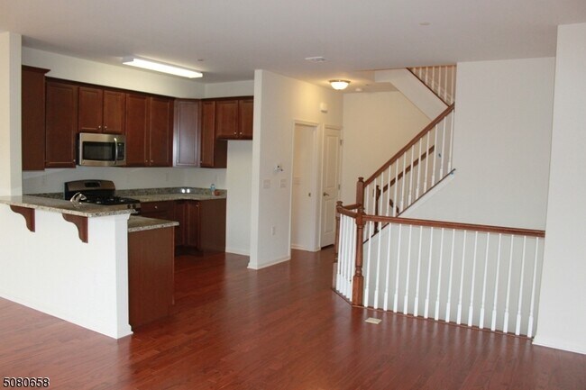 Building Photo - 506 Waterview Ct
