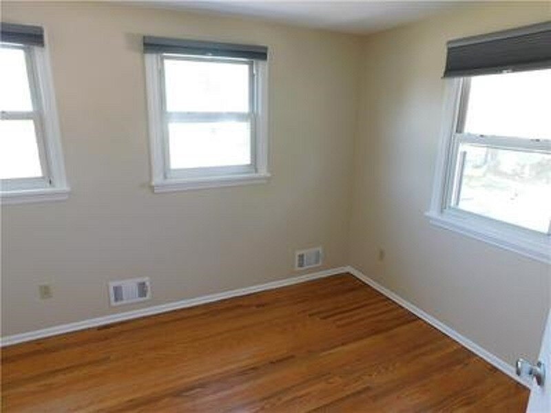 Bedroom 3 - 1165 Whitney Rd E