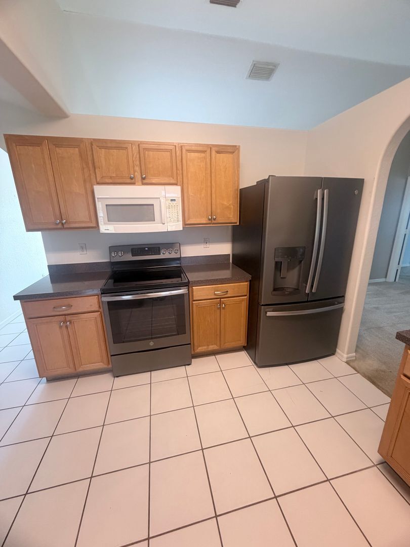 Building Photo - SW Area - Move in Ready, off Chiquita Blvd