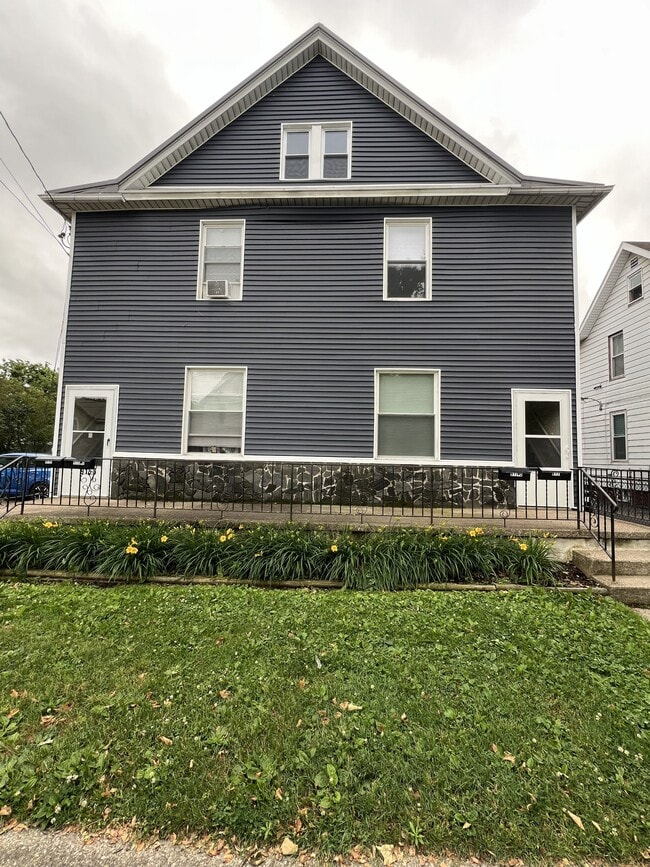 Building Photo - 917 W 3rd St