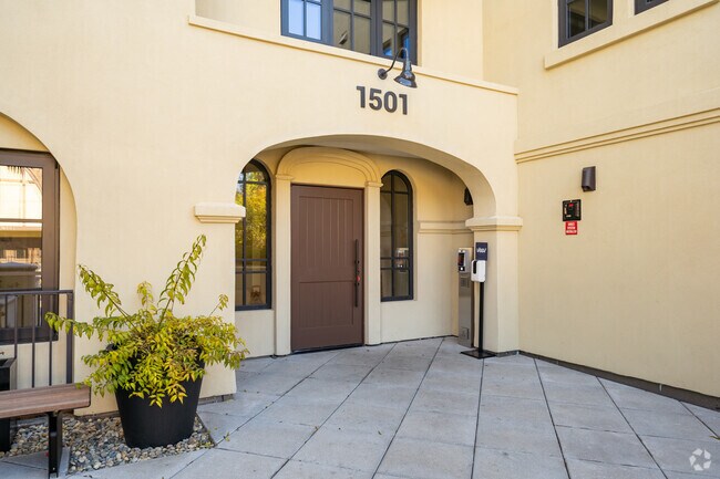 Entrance - 1501 Cherry St