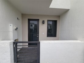 Building Photo - 492 SW 91st Pl