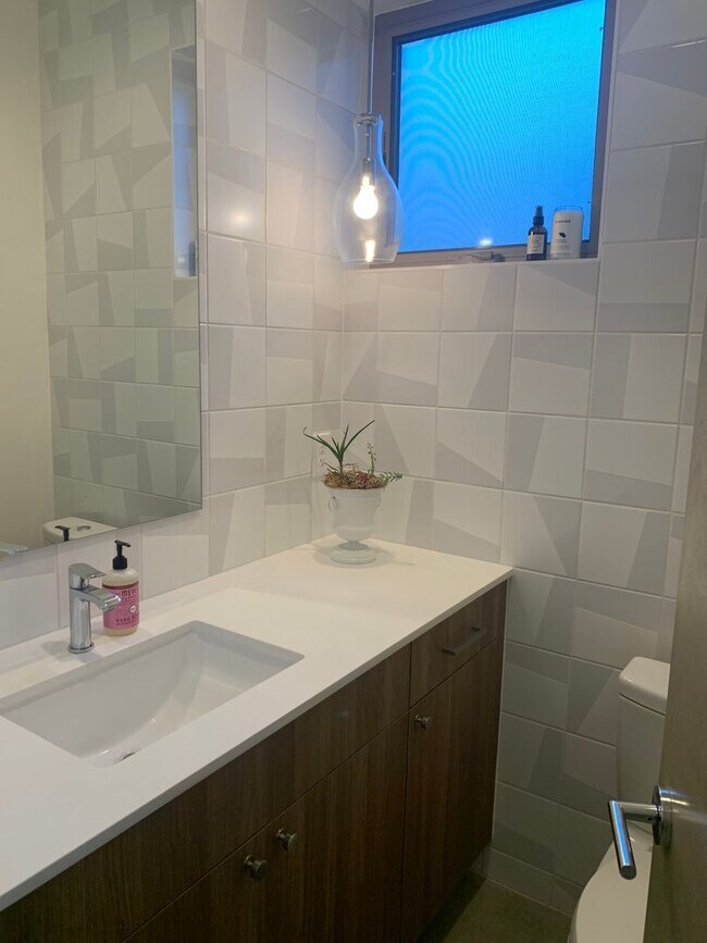 Building Photo - Capital Hill Row House ! 3 bed, 3 bath 194...