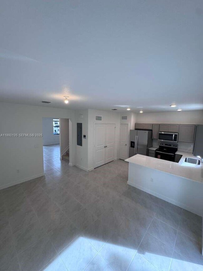 Building Photo - 1549 NE 3rd Ave