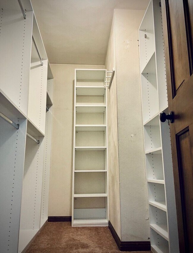 Building Photo - Available now-  4 Bedroom house in O'Fallo...