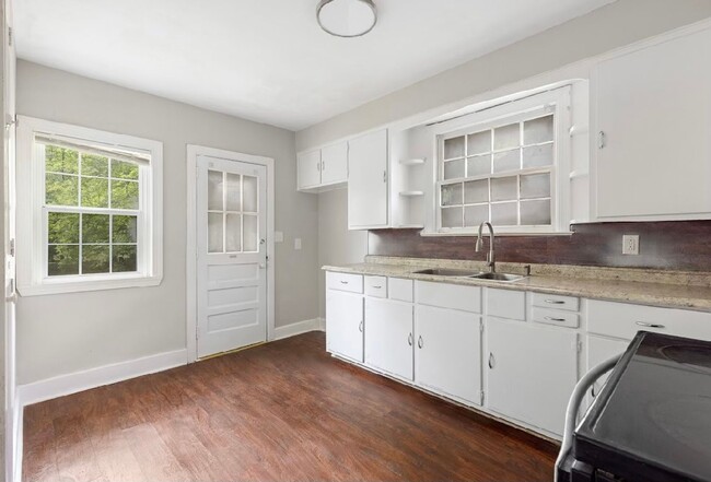 Building Photo - Beautifully Renovated 4 Bedroom 2 Bath Hom...