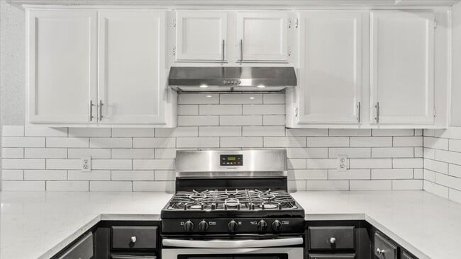 Building Photo - 10622 Highland Woods Dr