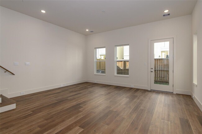 Building Photo - 881 Rachel St